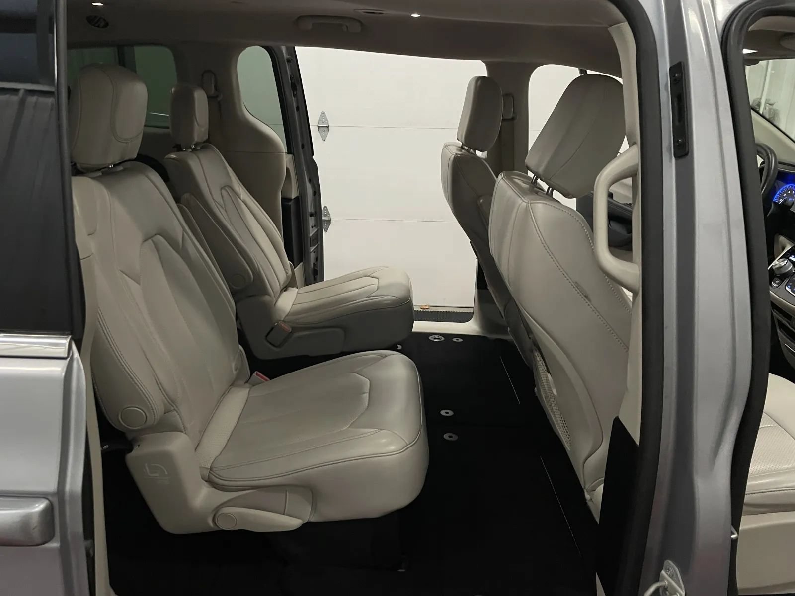 Used 2021 Chrysler Voyager Lxi FWD image 39