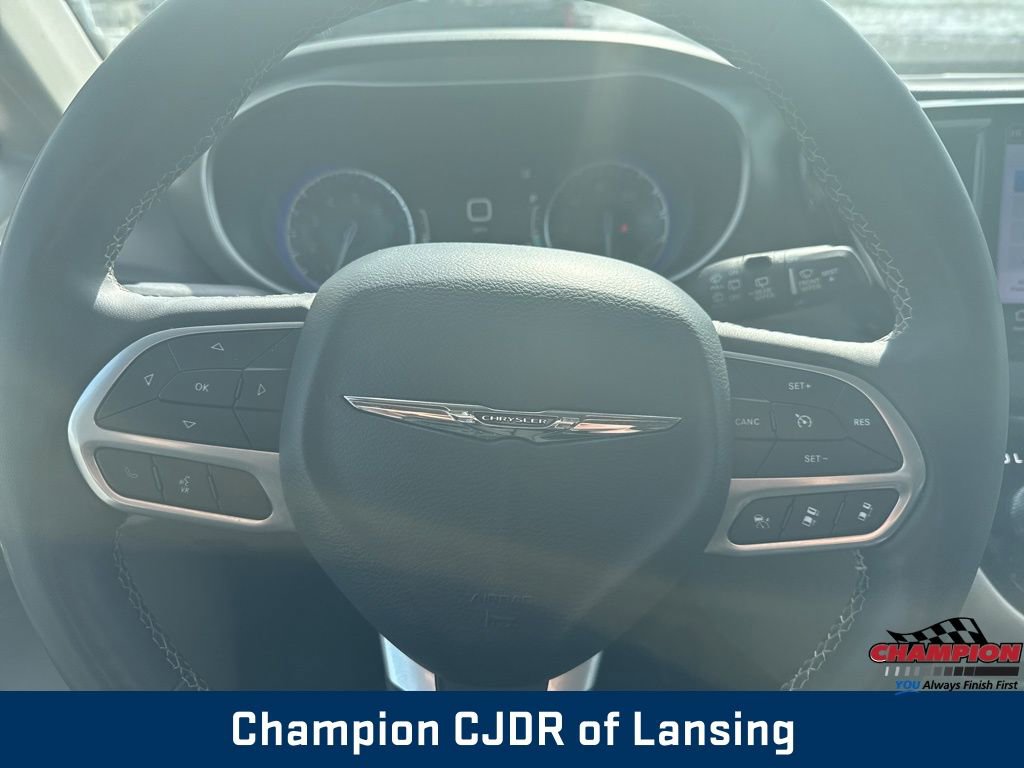 Used 2023 Chrysler Pacifica Touring-L image 21