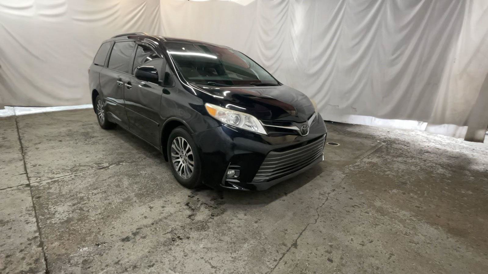 Used 2018 Toyota Sienna XLE FWD image 2