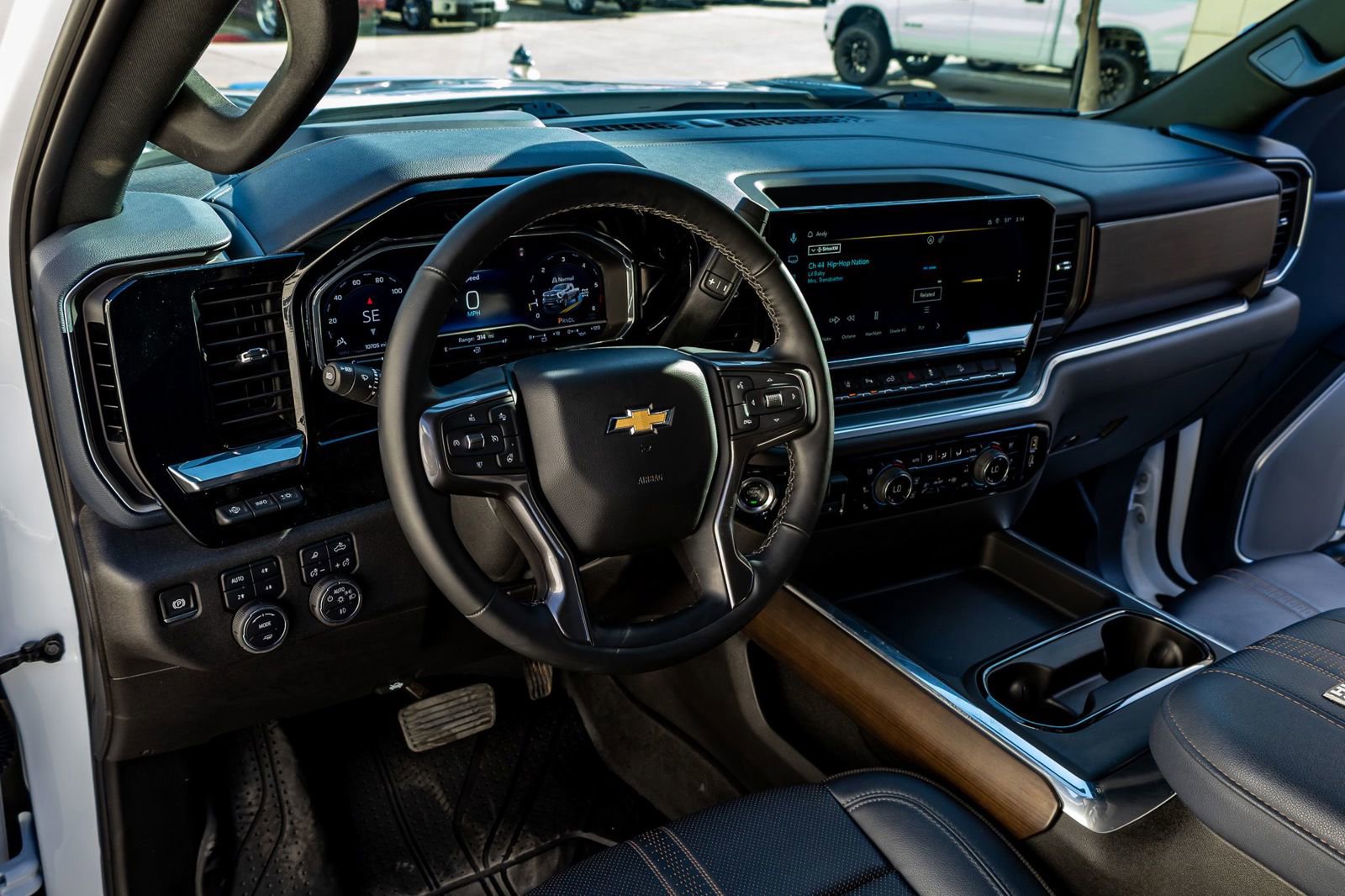 Used 2025 Chevrolet Silverado 2500 High Country w/ Technology Package image 16