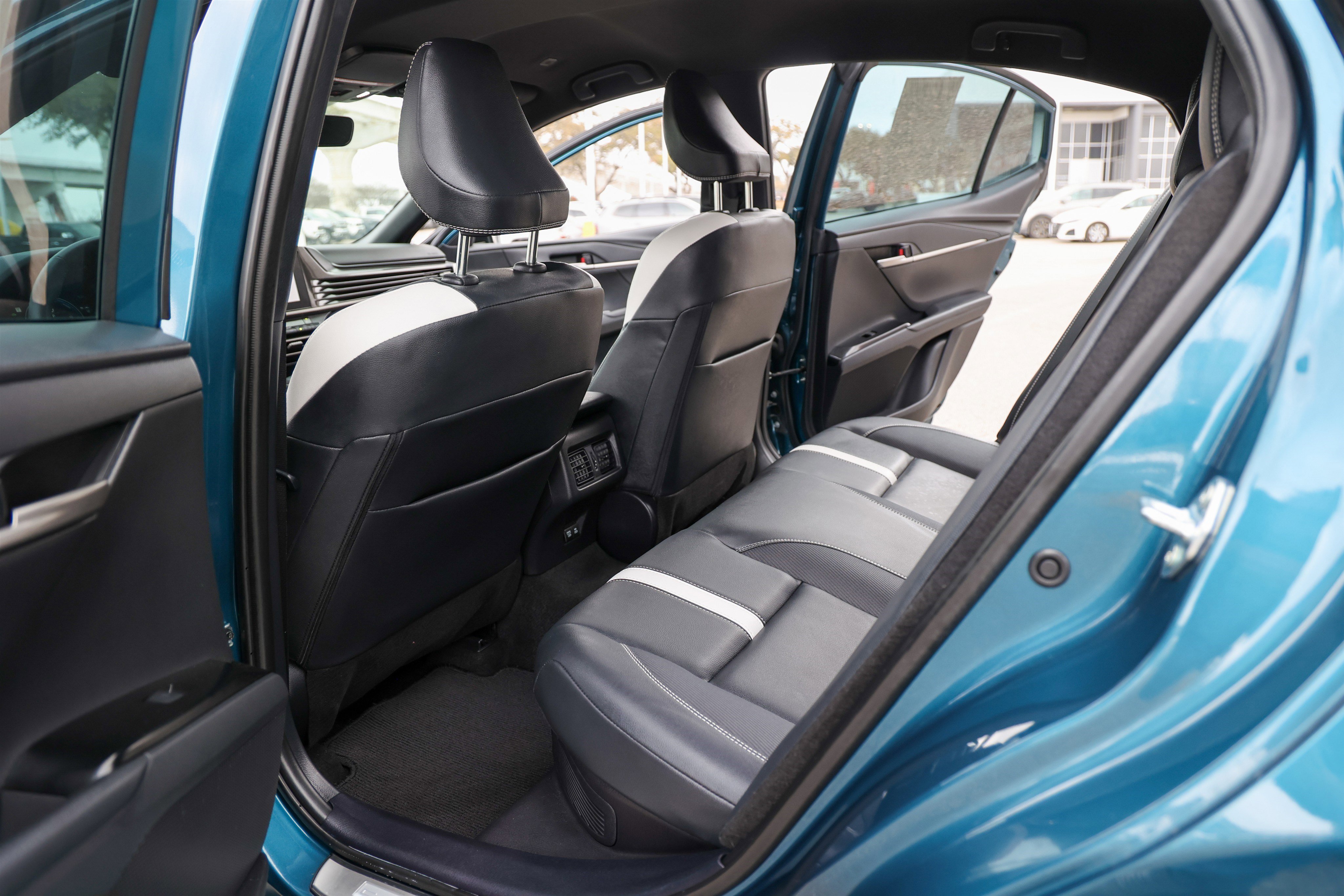 Used 2025 Toyota Camry SE w/ Convenience Package image 38