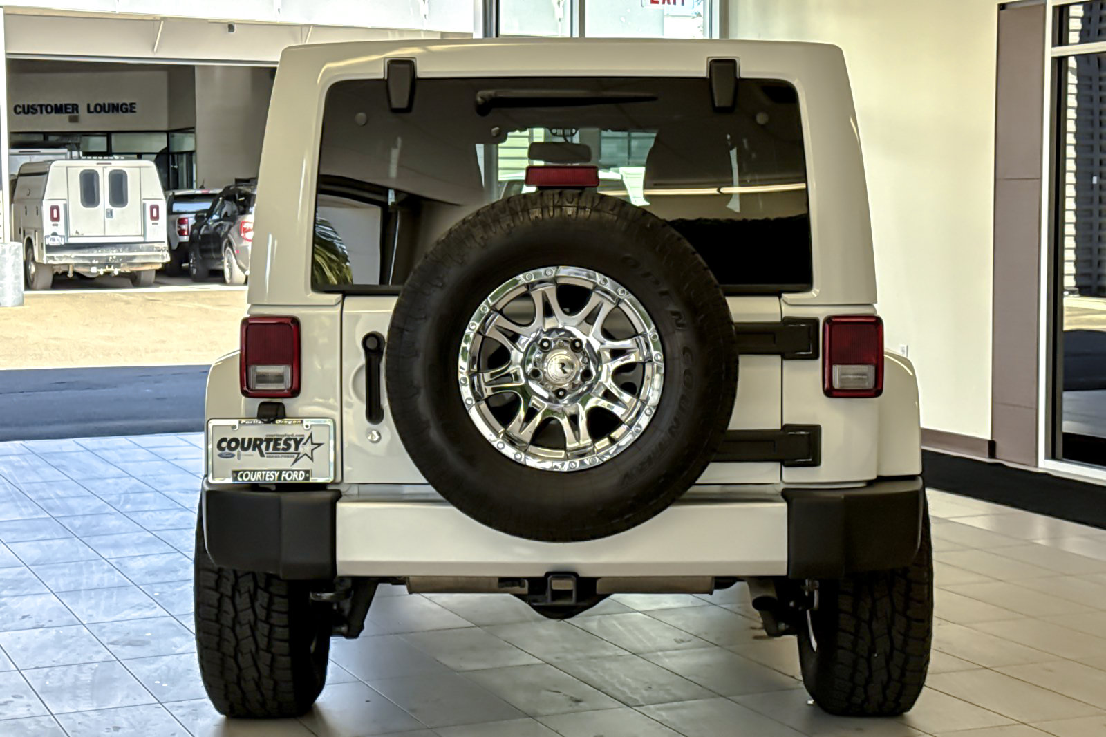 Used 2015 Jeep Wrangler Unlimited Sahara w/ Connectivity Group AWD/4WD image 5