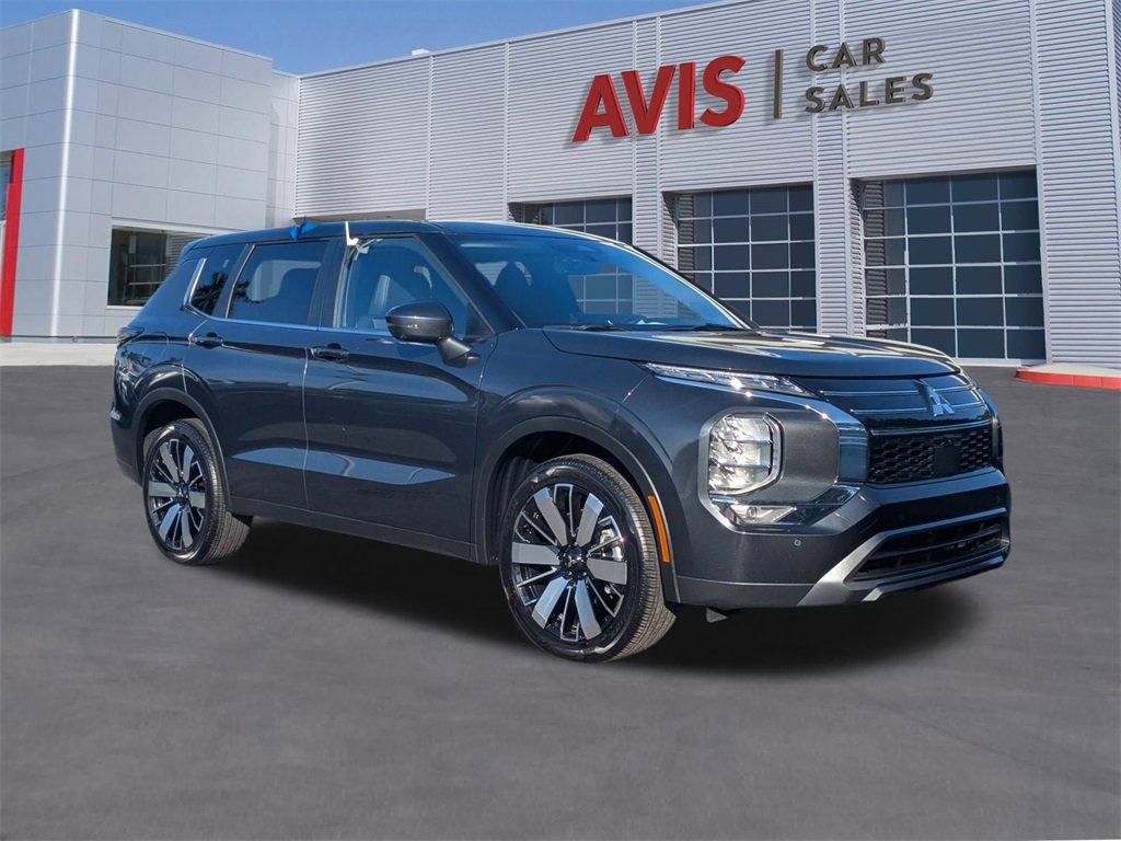 Used 2025 Mitsubishi Outlander SE image 3