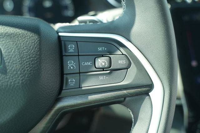 Certified 2025 Jeep Grand Cherokee Limited w/ Luxury Tech Group II AWD/4WD image 33