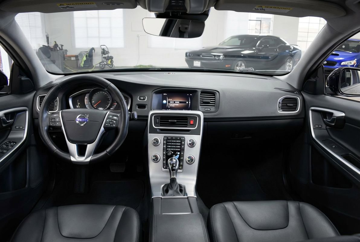 Used 2018 Volvo V60 T5 Cross Country w/ Convenience Package image 12