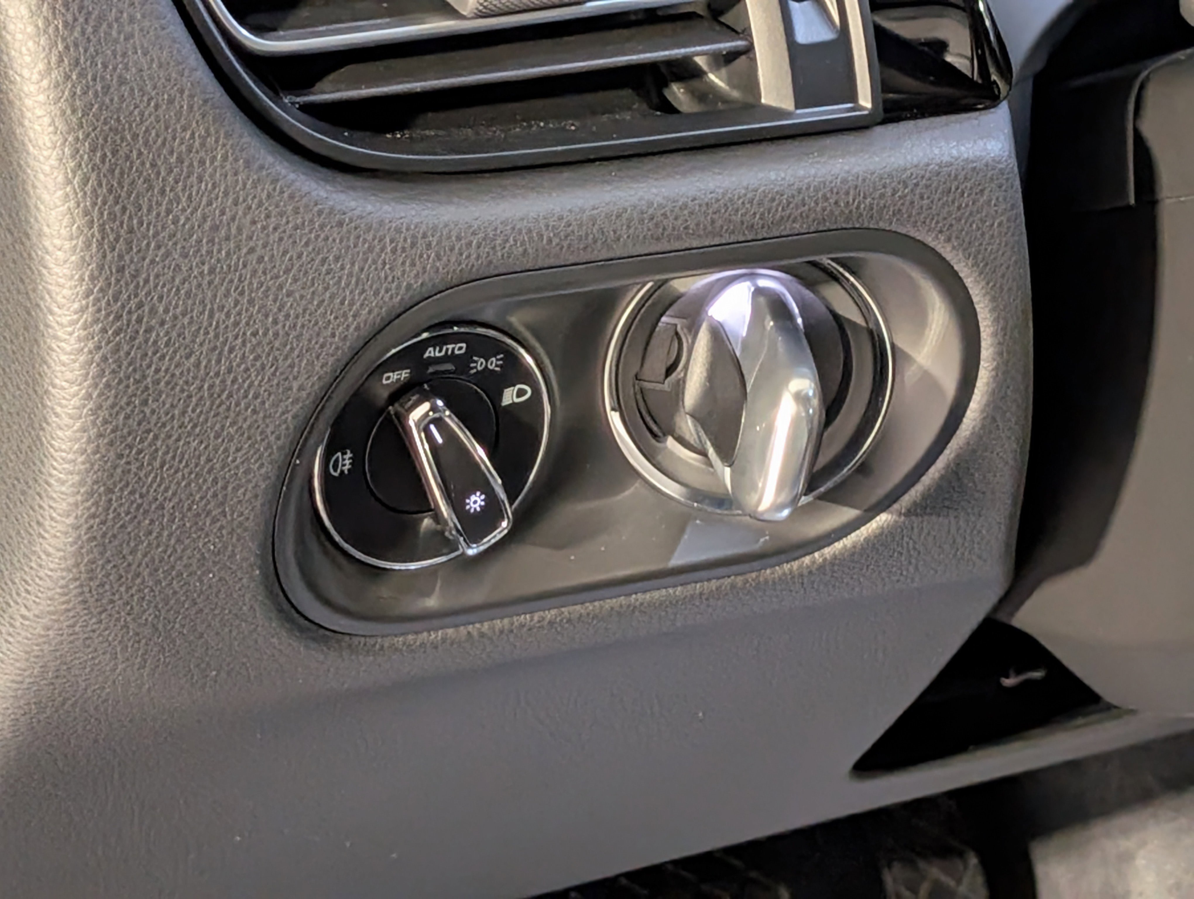 Certified 2025 Porsche Macan image 24