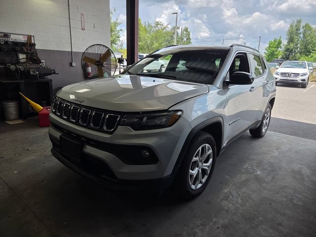 Used 2024 Jeep Compass Latitude AWD/4WD image 3