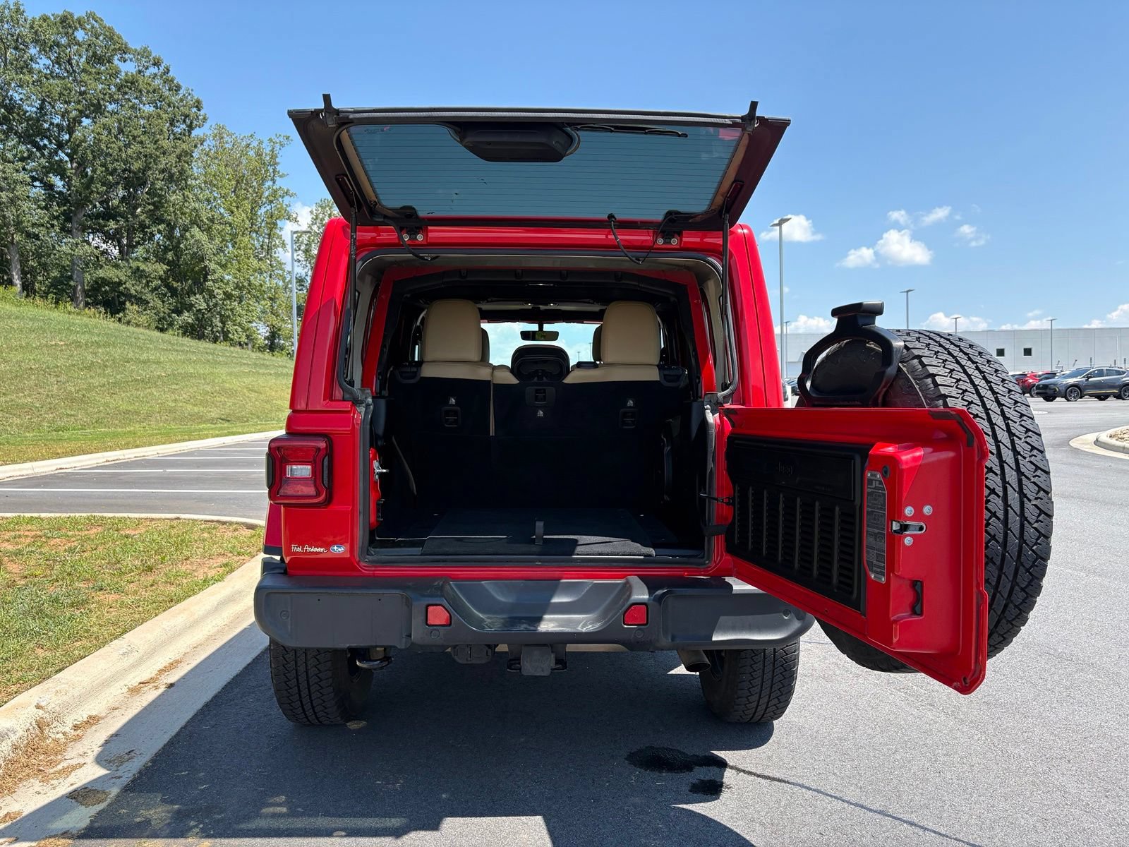 Used 2019 Jeep Wrangler Unlimited Sahara AWD/4WD image 11