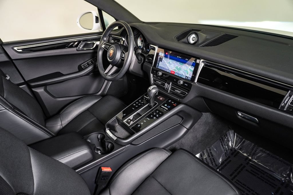 Certified 2026 Porsche Macan AWD/4WD image 13