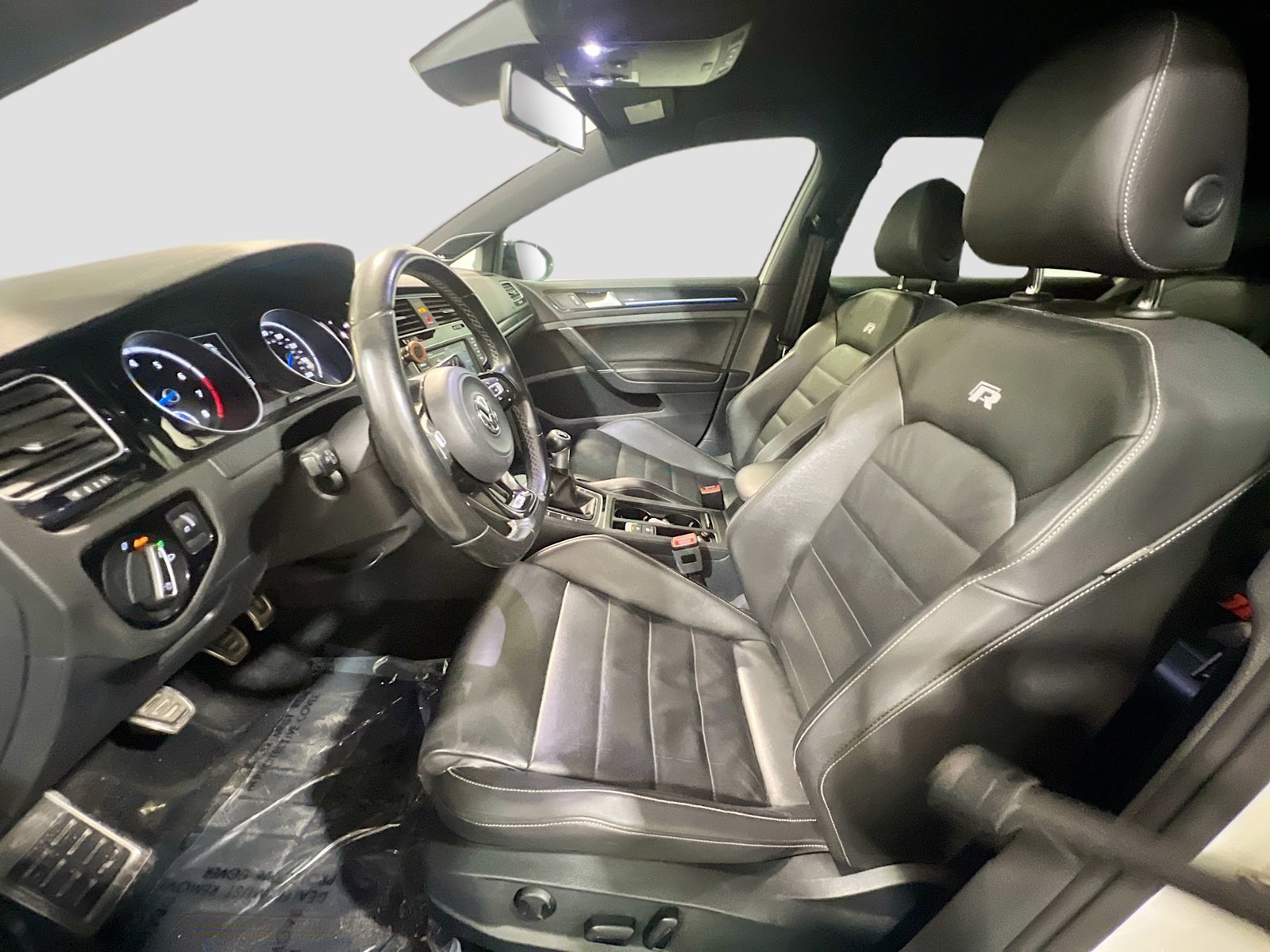 Used 2016 Volkswagen Golf R 4-Door image 15