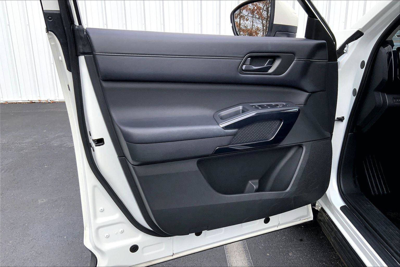 Used 2024 Nissan Pathfinder SV w/ Black Appearance Package image 18