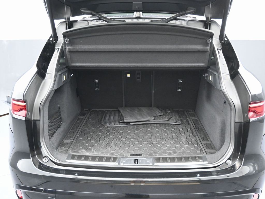 Used 2024 Jaguar F-PACE R-Dynamic S image 14