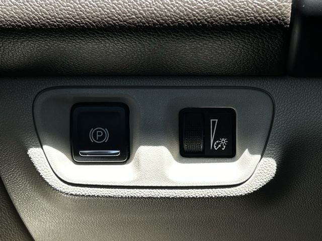 Used 2018 GMC Acadia Denali w/ Technology Package FWD image 25