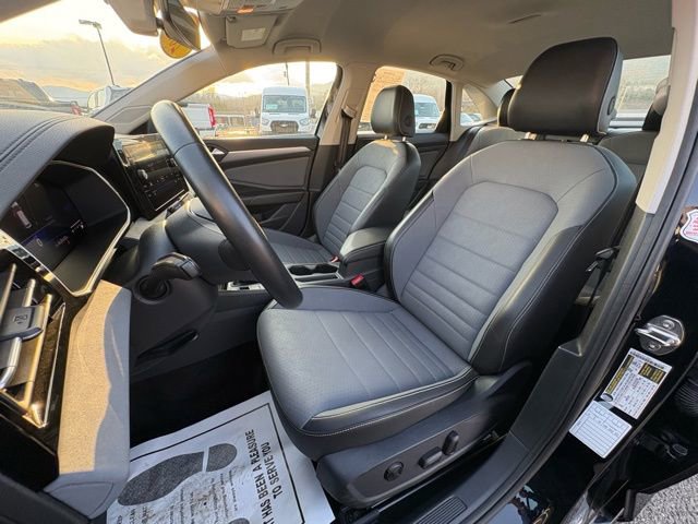 Used 2025 Volkswagen Jetta SE image 31