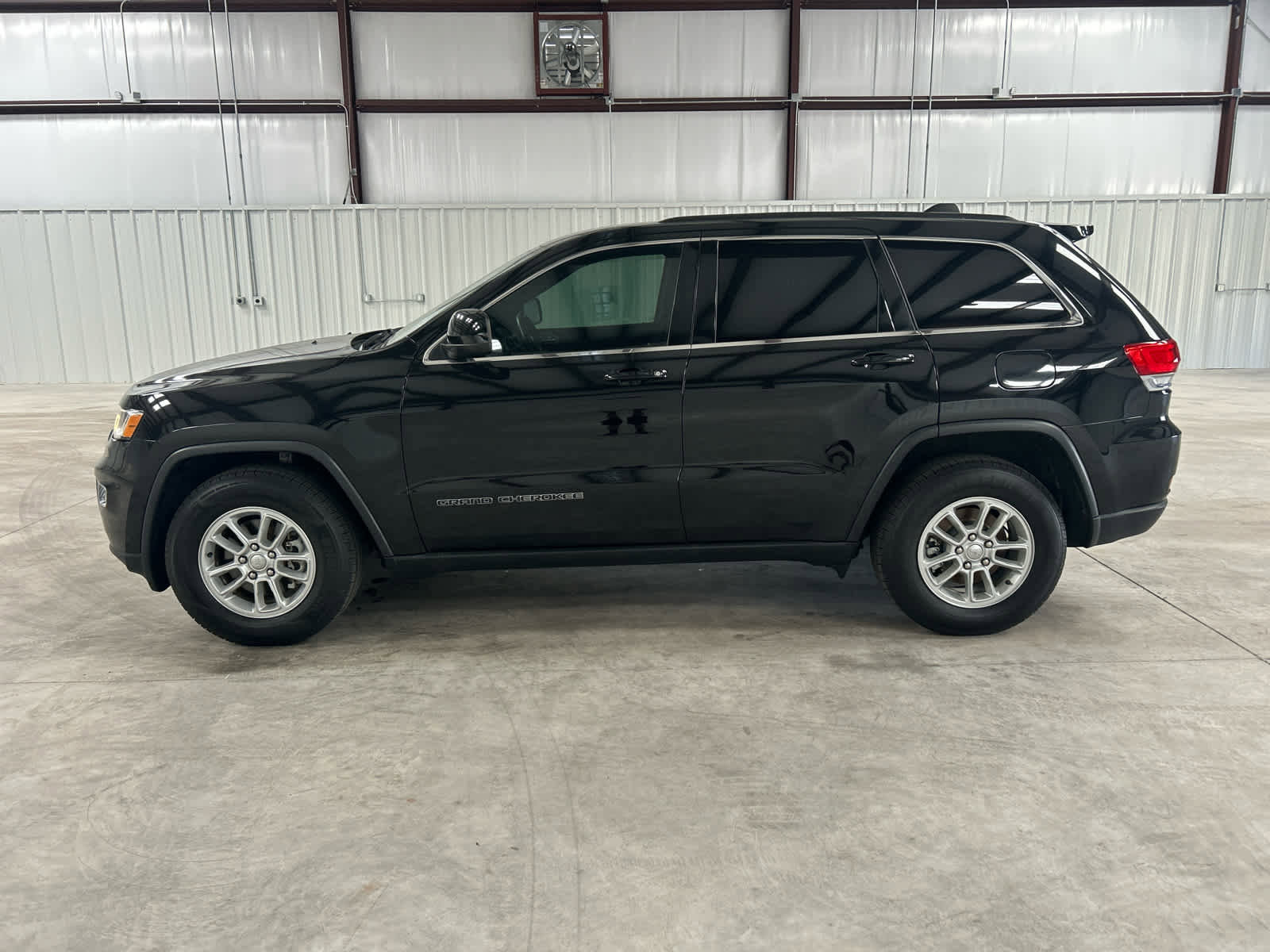 Used 2019 Jeep Grand Cherokee Laredo RWD image 2