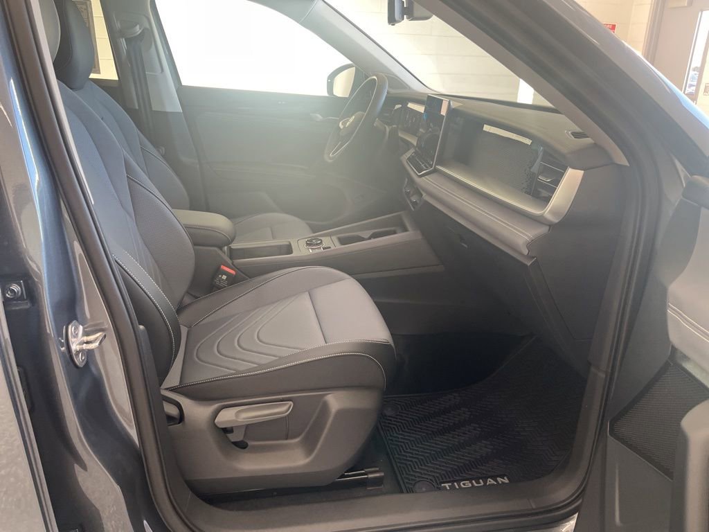 New 2026 Volkswagen Tiguan SE AWD/4WD image 42