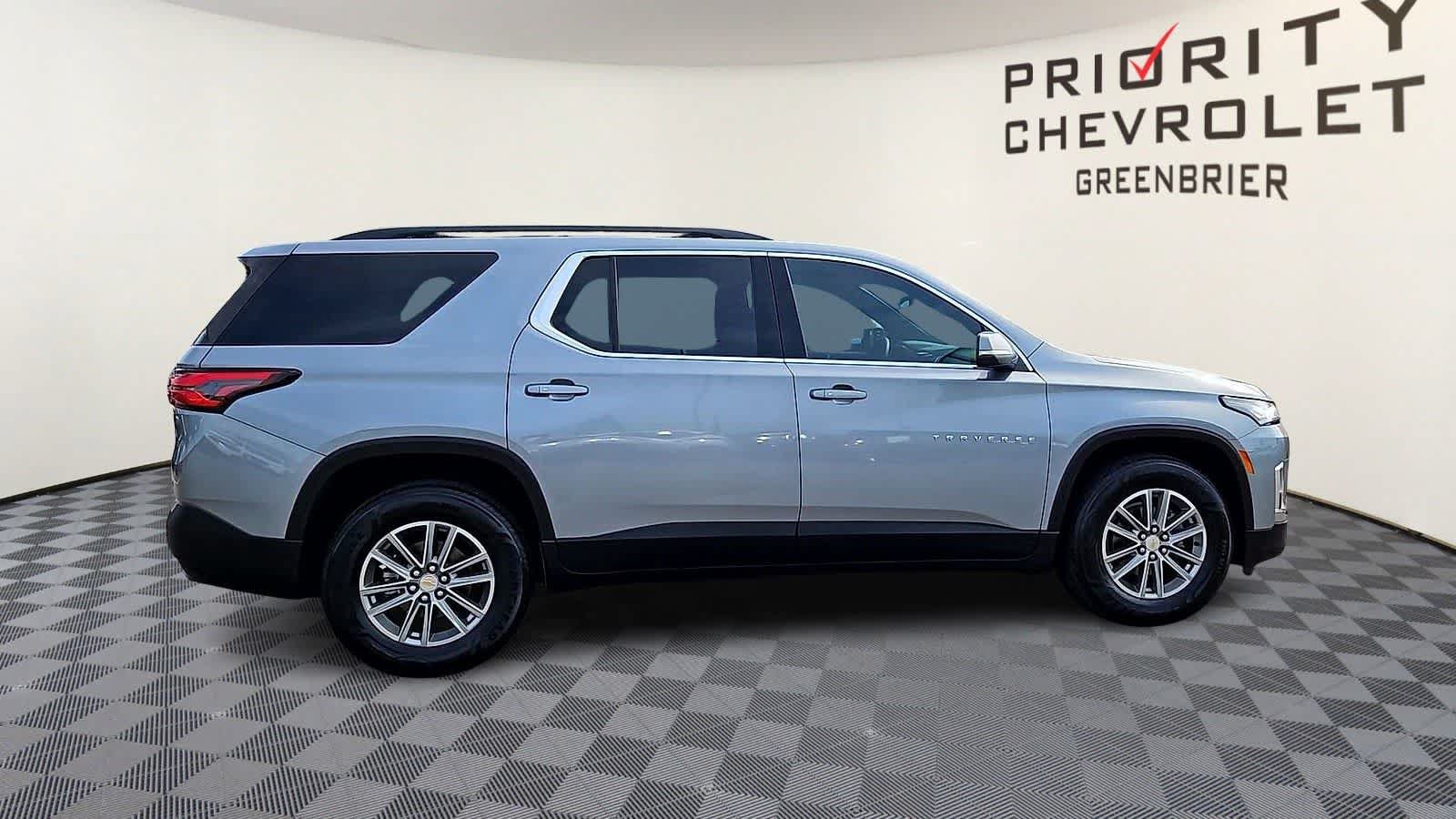 Used 2023 Chevrolet Traverse LT FWD image 9
