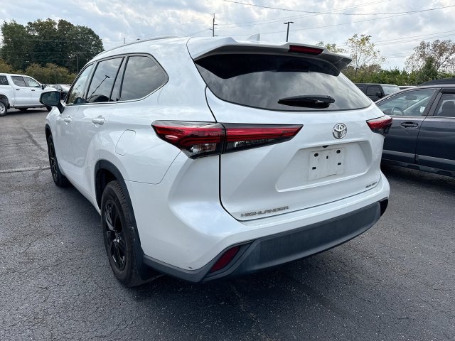 Used 2022 Toyota Highlander XLE AWD/4WD image 3