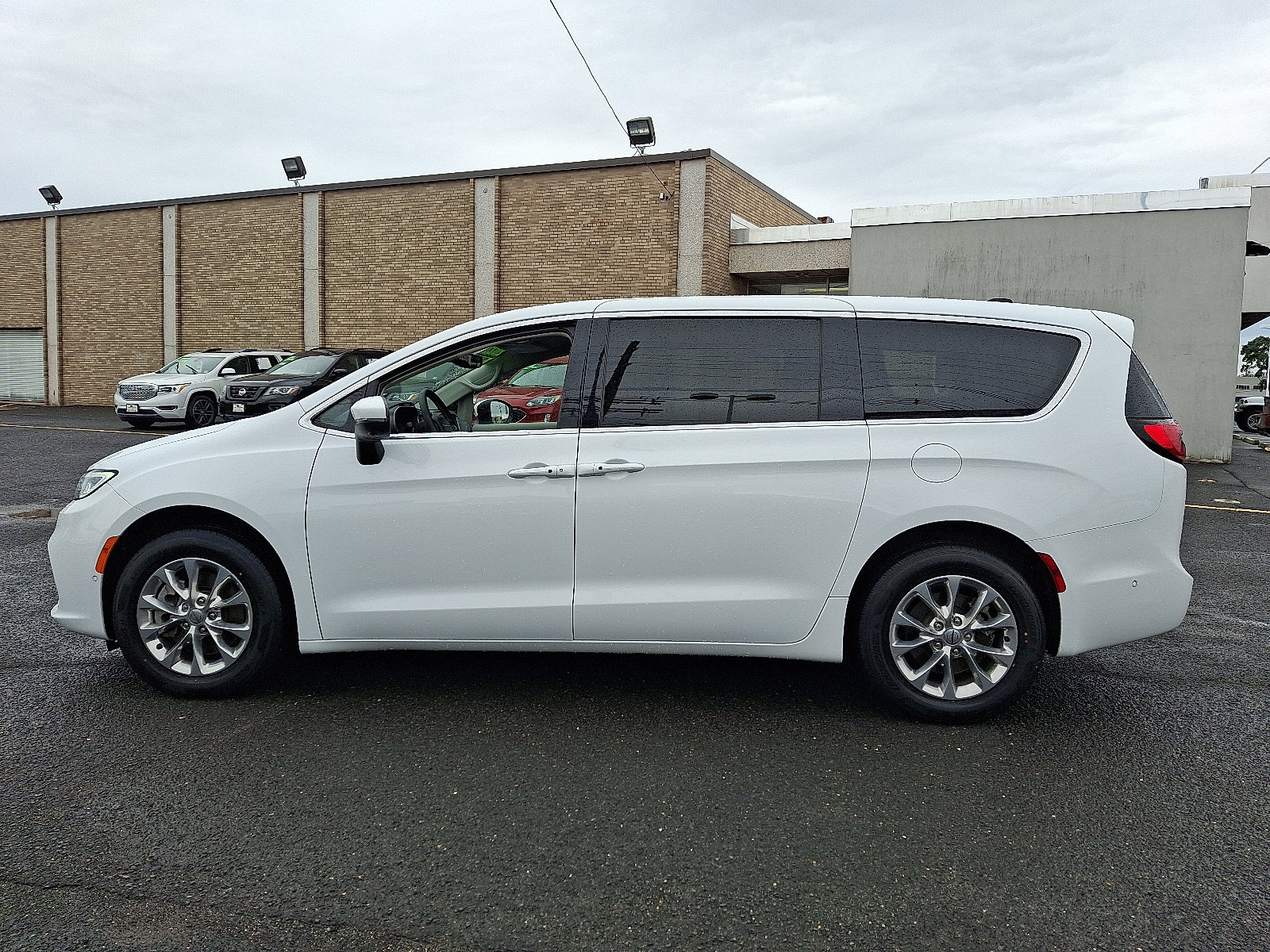 Certified 2023 Chrysler Pacifica Touring-L image 4