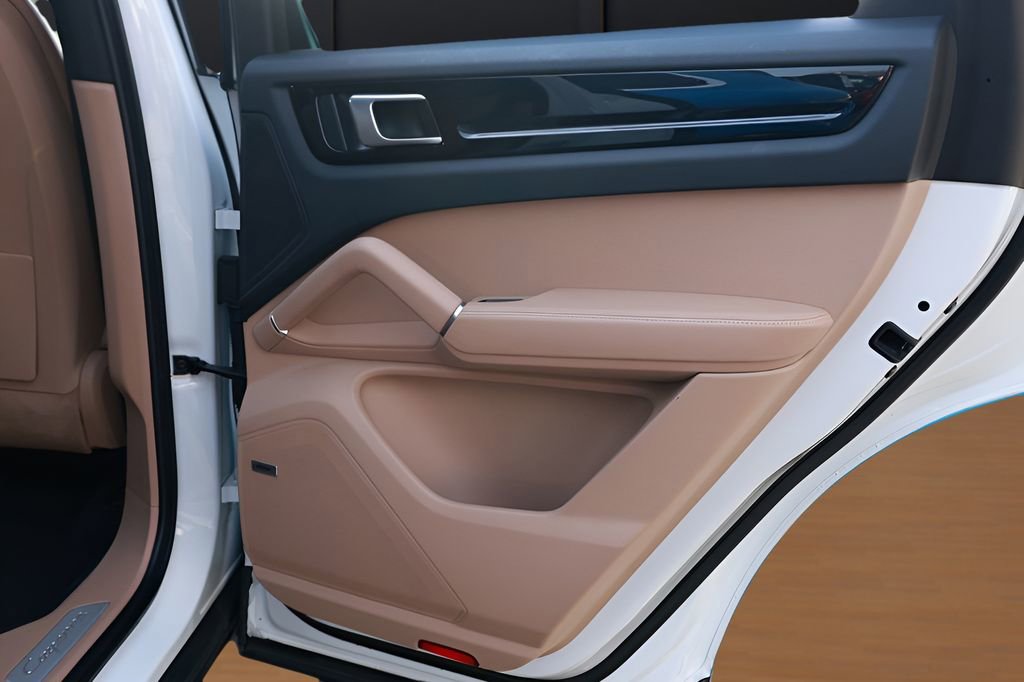 Used 2023 Porsche Cayenne image 16