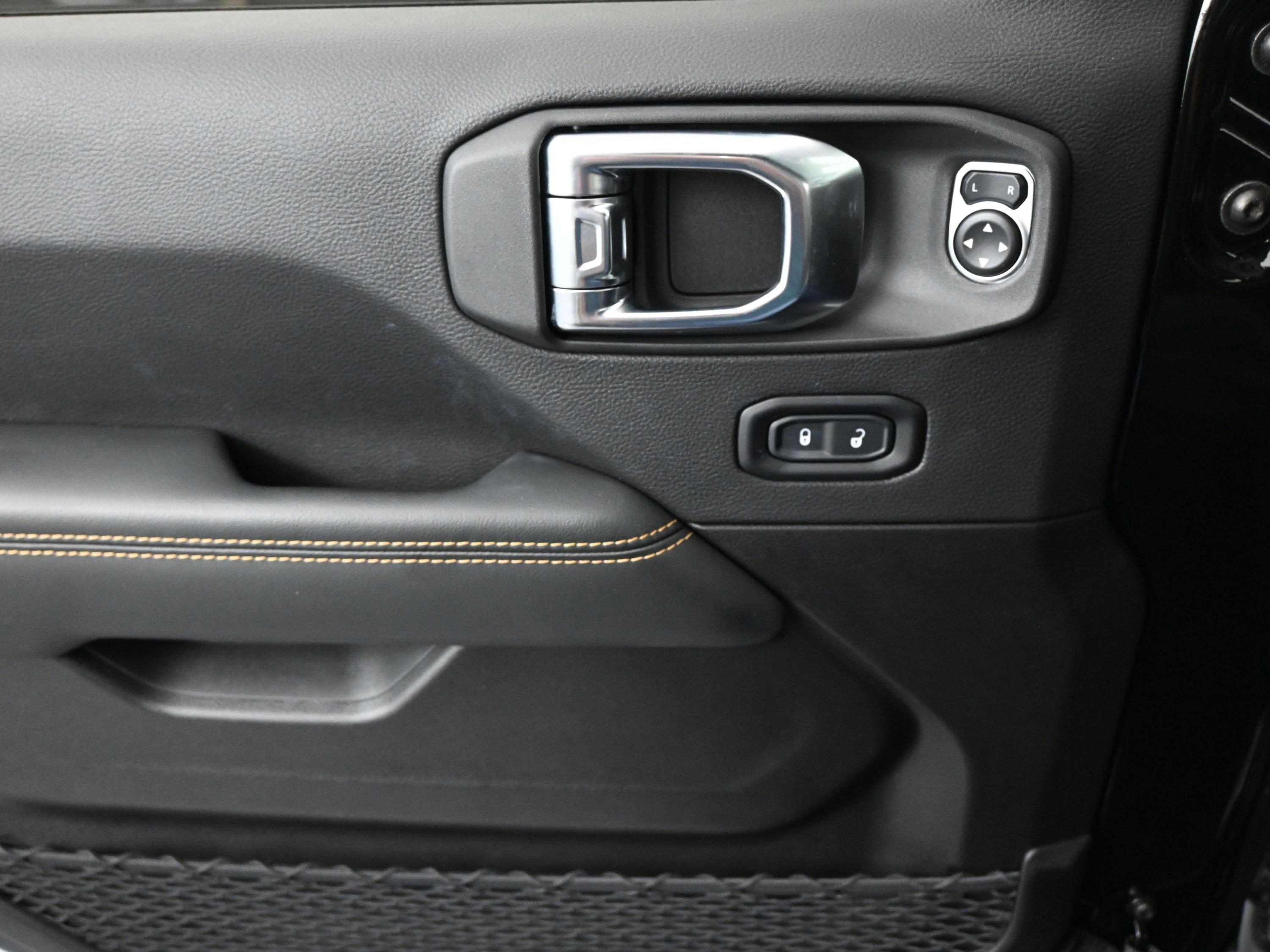 Used 2025 Jeep Wrangler Sahara image 12