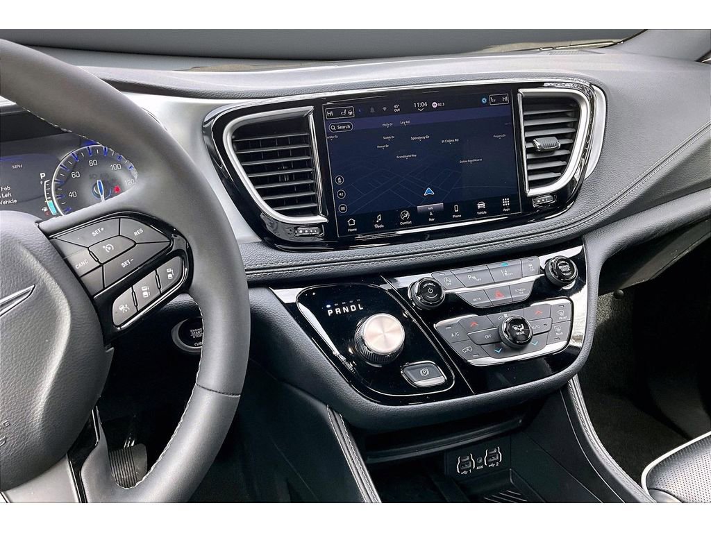 Used 2025 Chrysler Pacifica Limited image 7