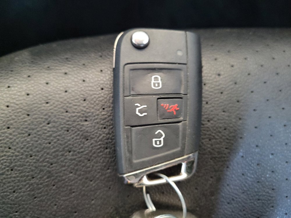 Used 2019 Volkswagen Golf SE image 32