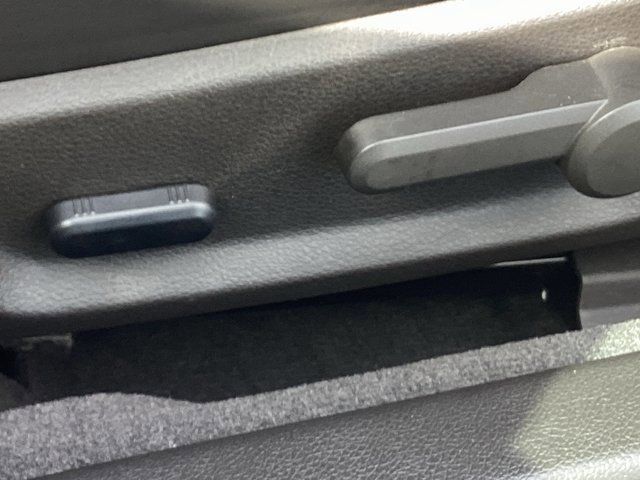 Used 2011 Ford Mustang Shelby GT500 w/ SVT Performance Pkg image 32