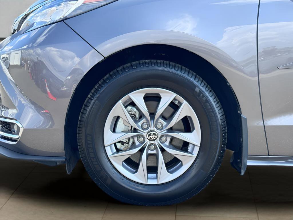 Used 2022 Toyota Sienna XLE w/ XLE Plus Package image 40