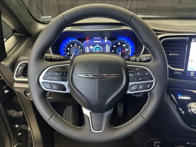 Used 2026 Chrysler Pacifica Select FWD image 25