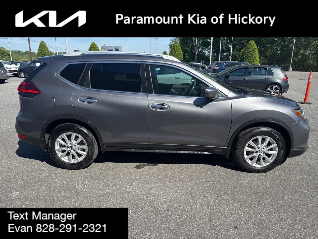 Used 2017 Nissan Rogue SV w/ Sun & Sound Touring Package image 8