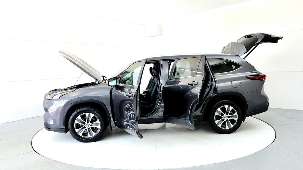 Used 2024 Toyota Highlander XLE AWD/4WD image 10