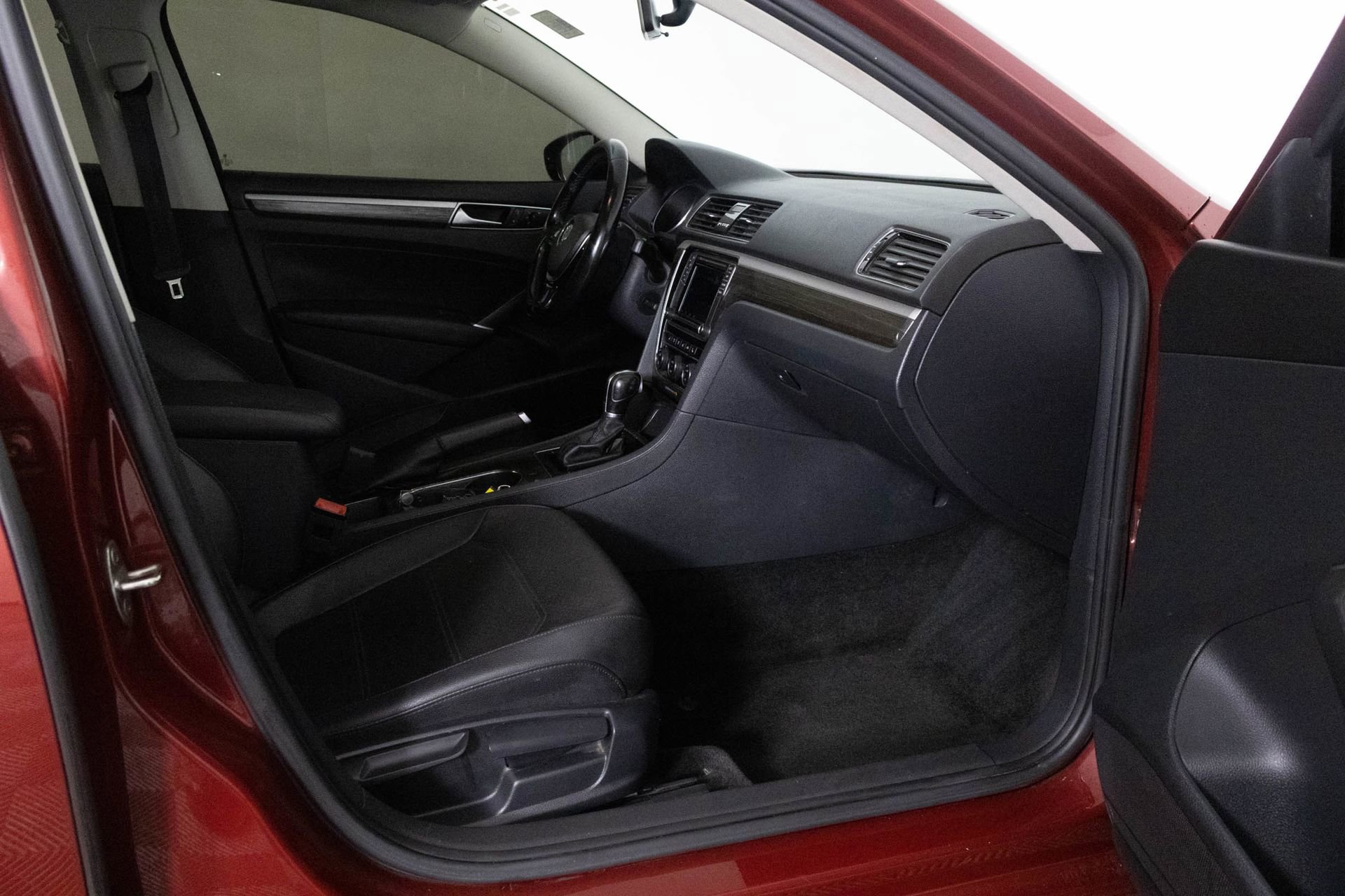 Used 2018 Volkswagen Passat 2.0T SE w/ SE Lighting Package image 40