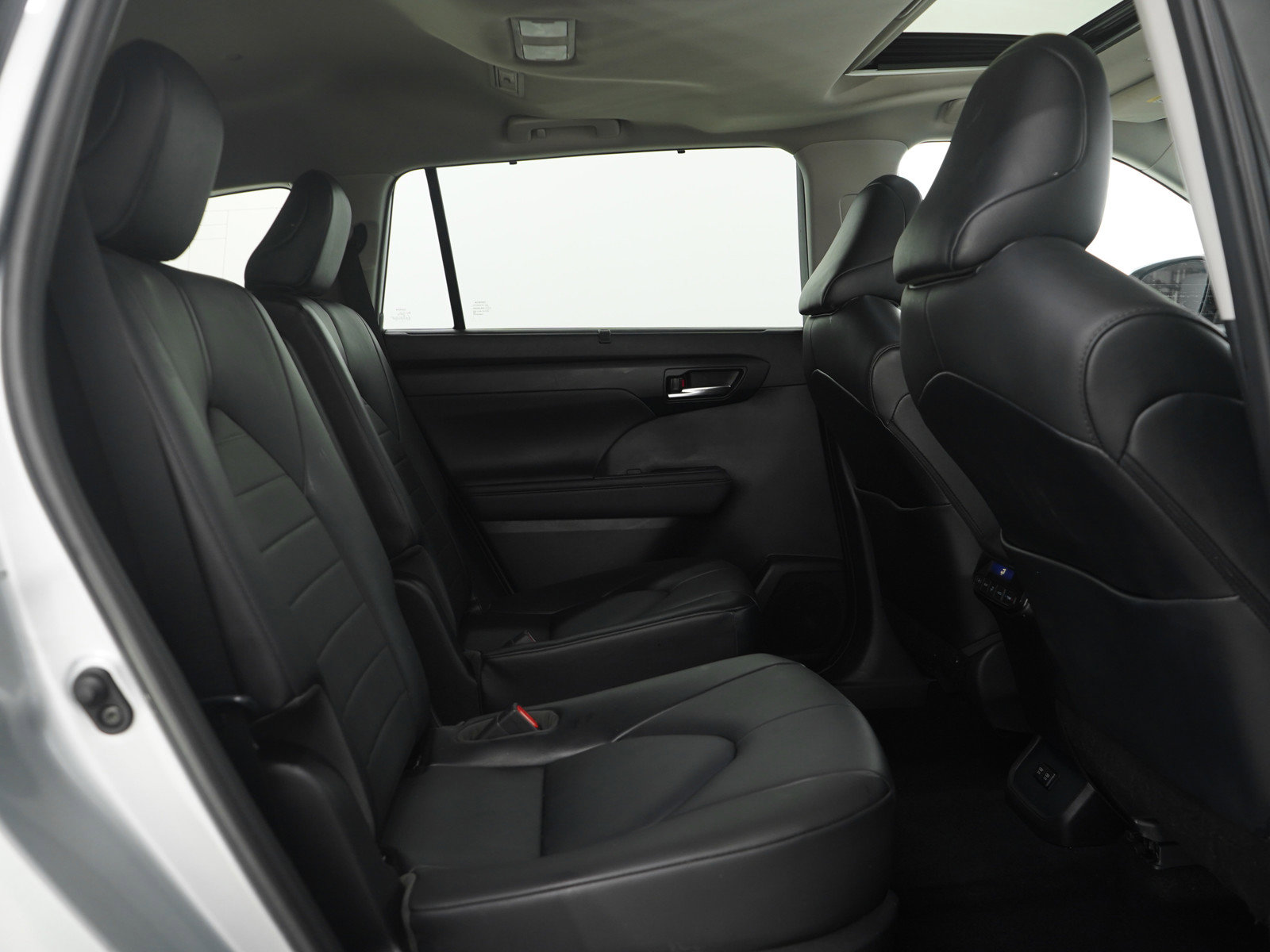 Used 2021 Toyota Highlander XLE image 14