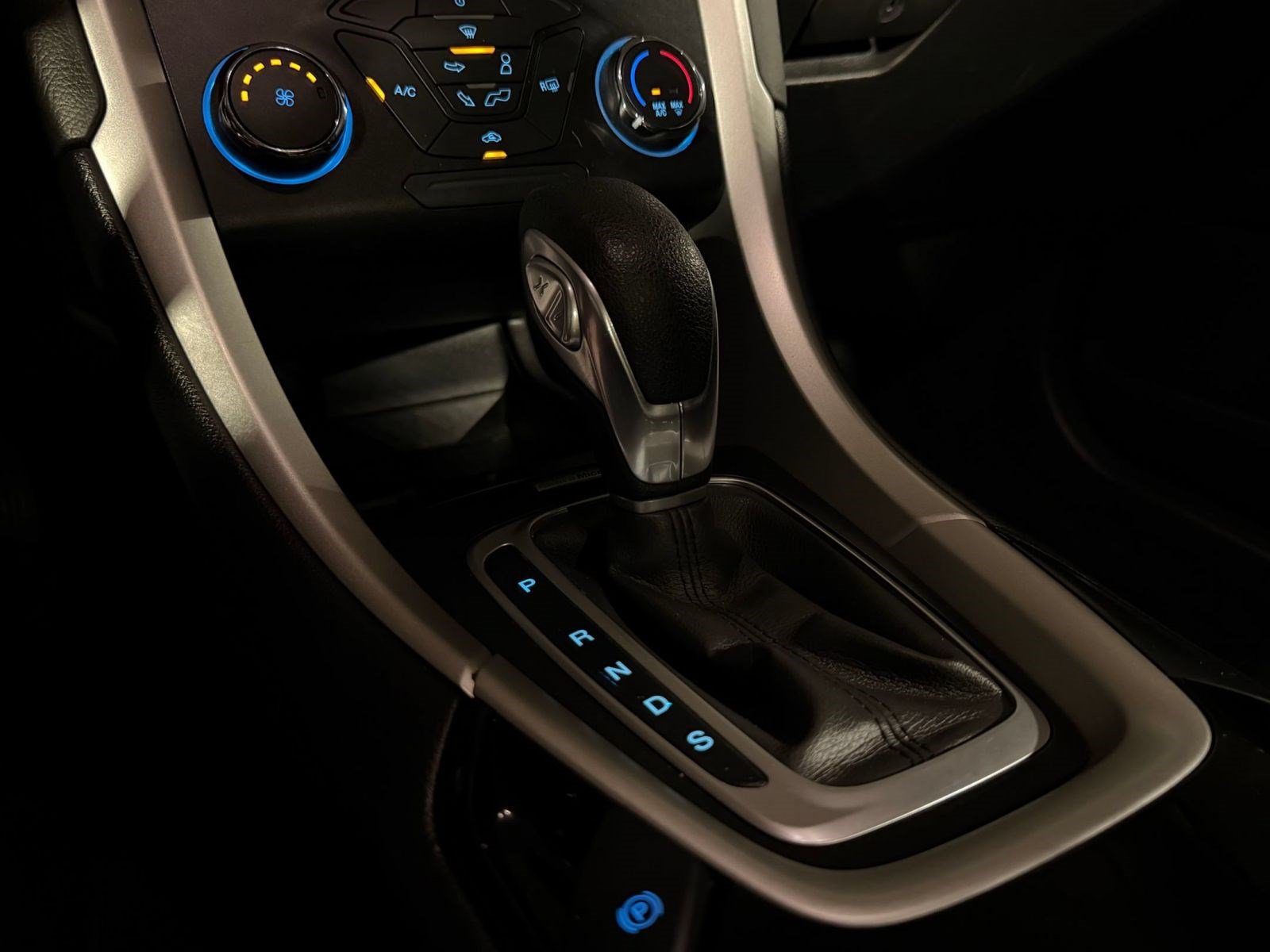 Used 2015 Ford Fusion SE FWD image 16