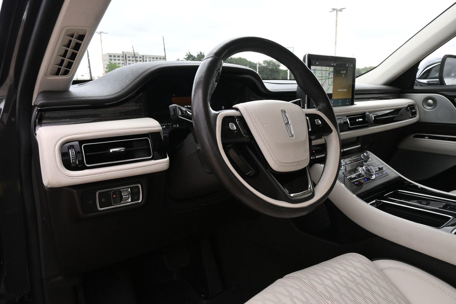 Used 2022 Lincoln Aviator Black Label w/ Class IV Trailer Tow Package AWD/4WD image 17