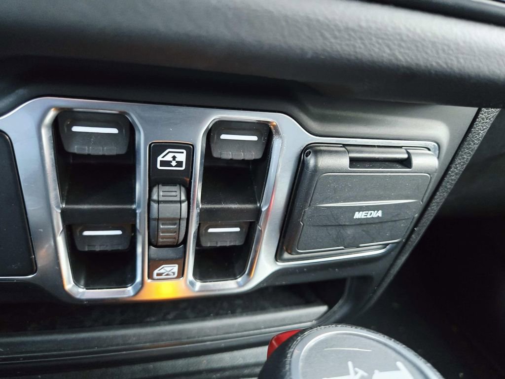 Used 2025 Jeep Wrangler Unlimited Sahara image 29