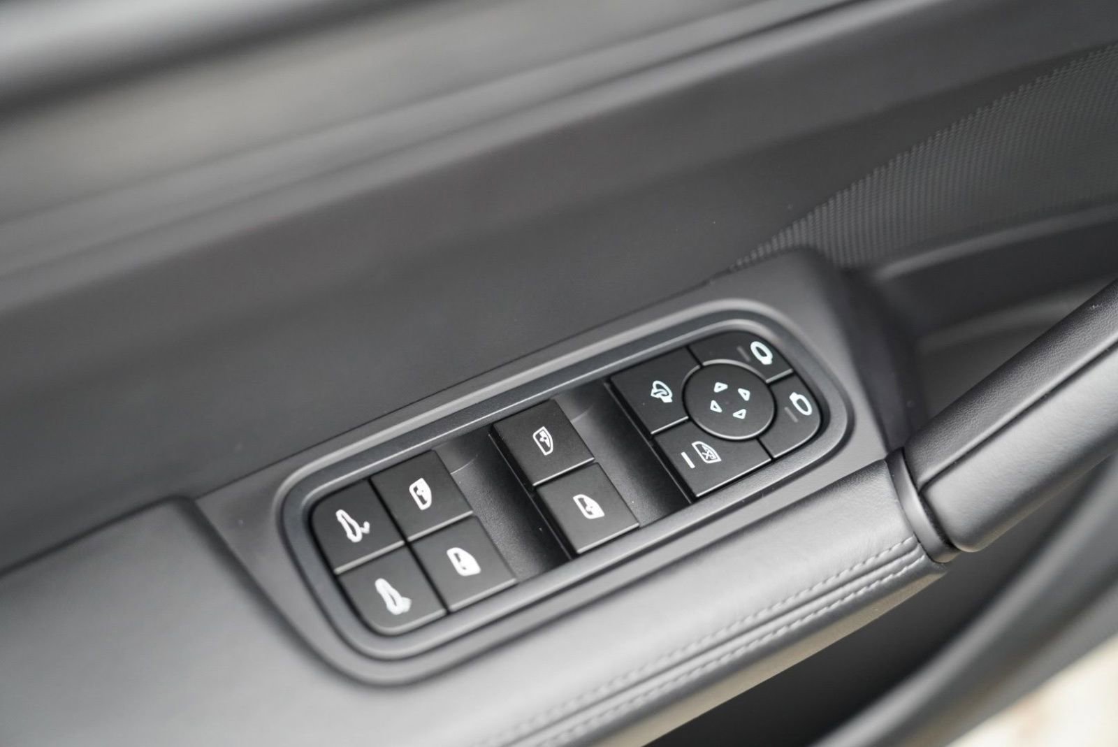 Used 2025 Porsche Cayenne GTS AWD/4WD image 27