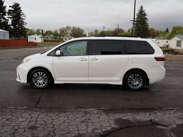 Used 2020 Toyota Sienna XLE w/ XLE Navigation Package FWD image 10