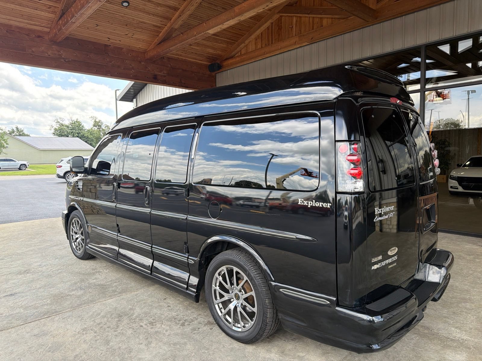 Used 2012 Chevrolet Express 1500 RWD image 16