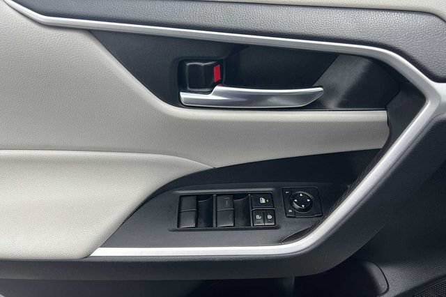 Used 2021 Toyota RAV4 XLE FWD image 17