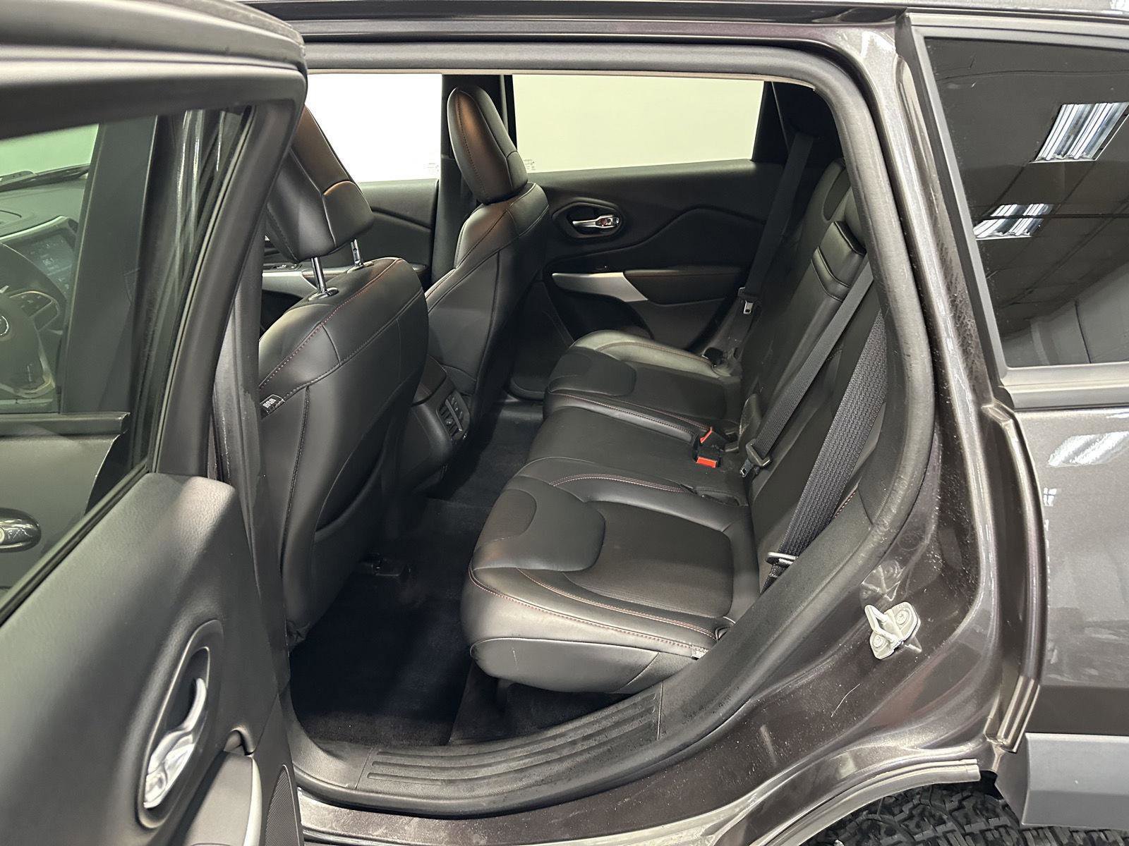 Used 2017 Jeep Cherokee Trailhawk image 25