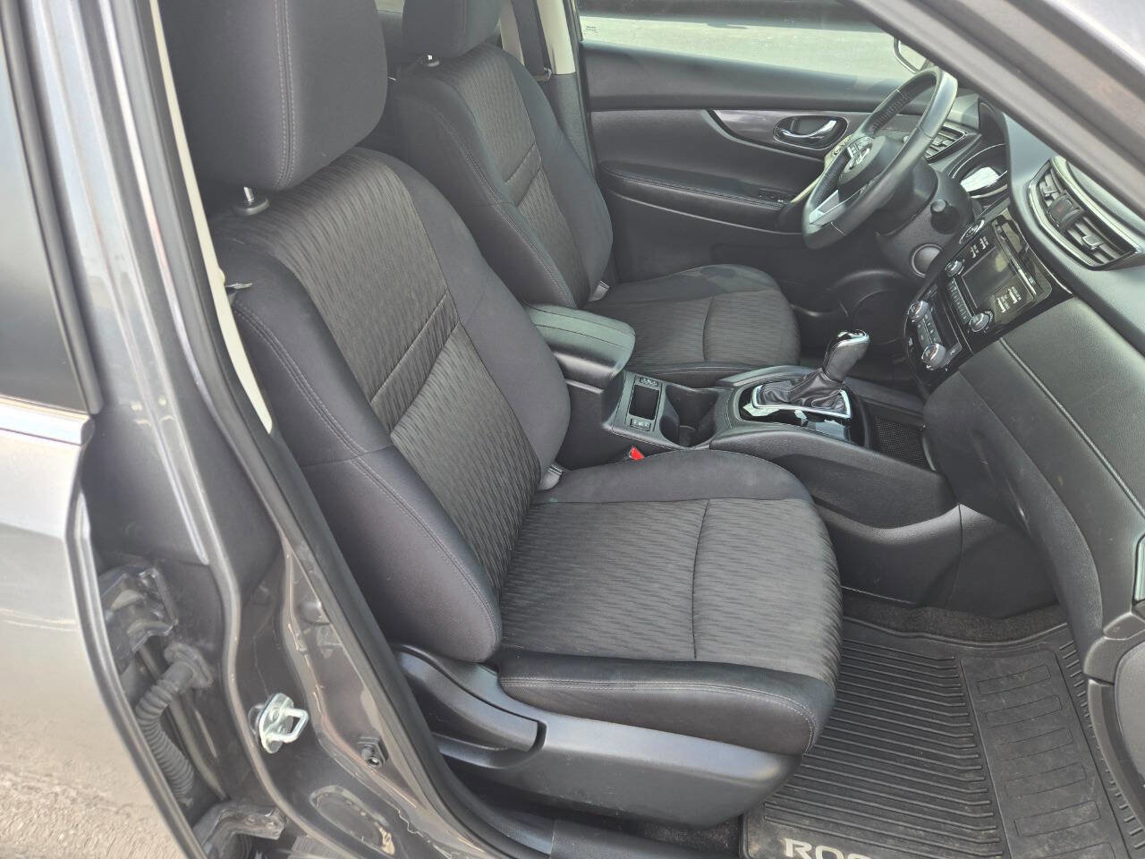 Used 2017 Nissan Rogue SV w/ Sun & Sound Touring Package FWD image 17