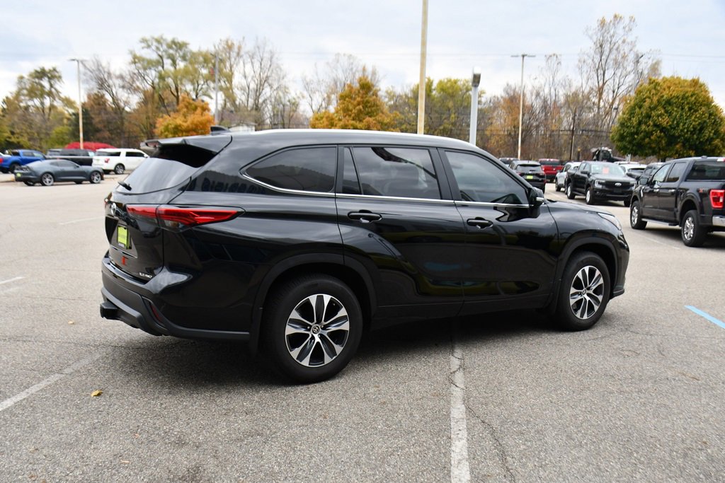 Used 2023 Toyota Highlander XLE image 7