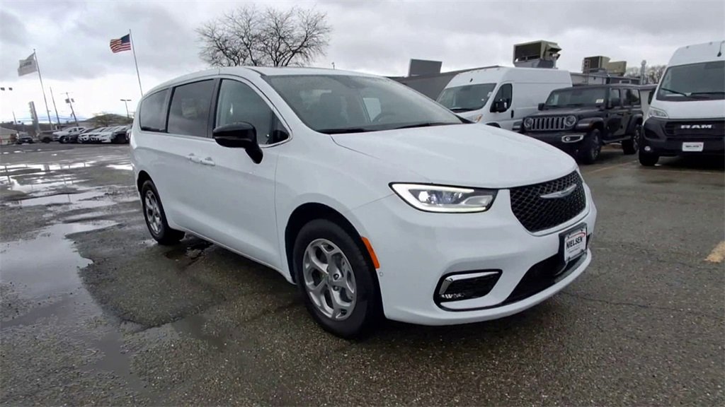 Certified 2024 Chrysler Pacifica Limited image 2