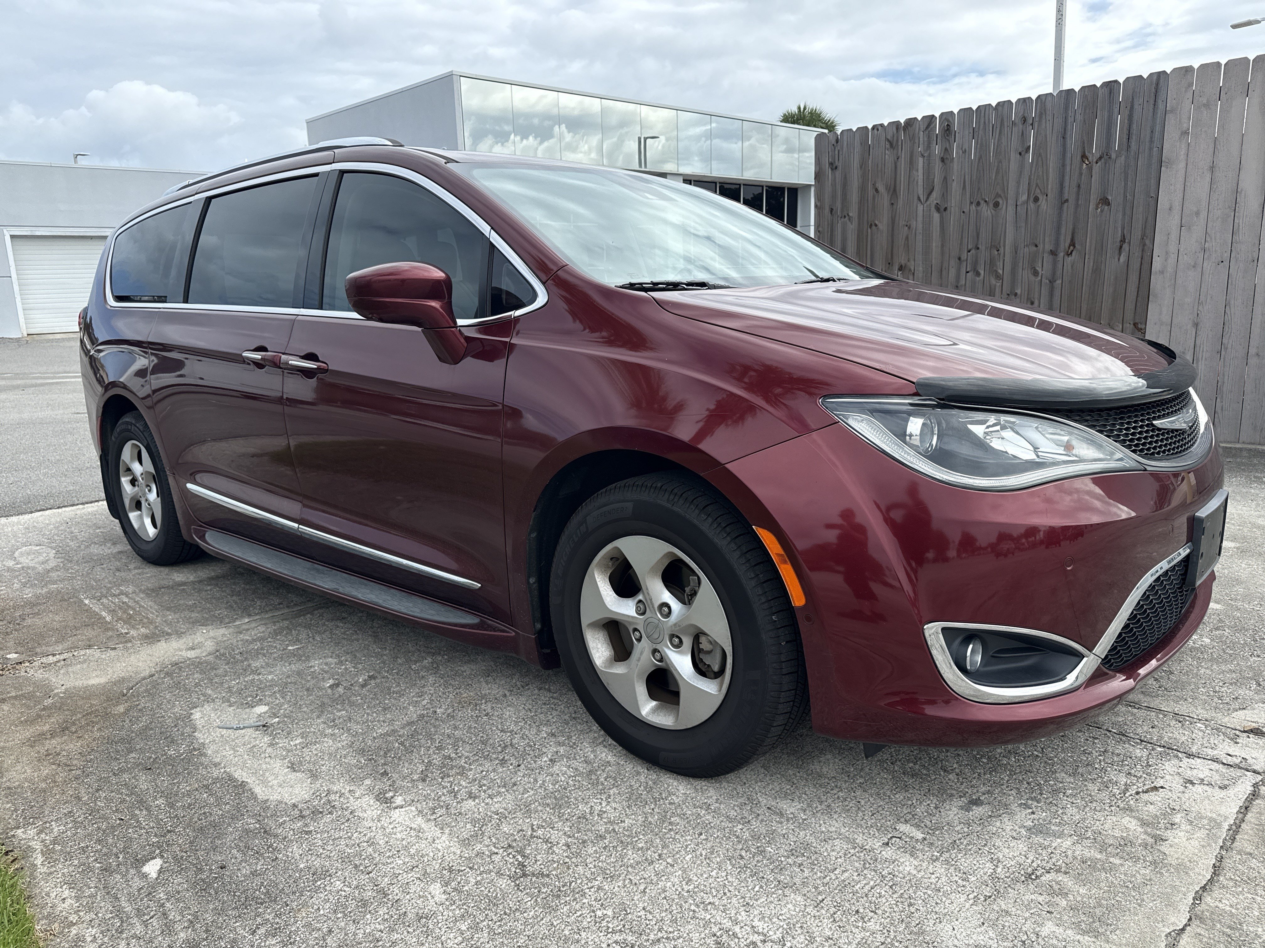 Used 2017 Chrysler Pacifica Touring-L Plus w/ Advanced Safetytec Group FWD image 2