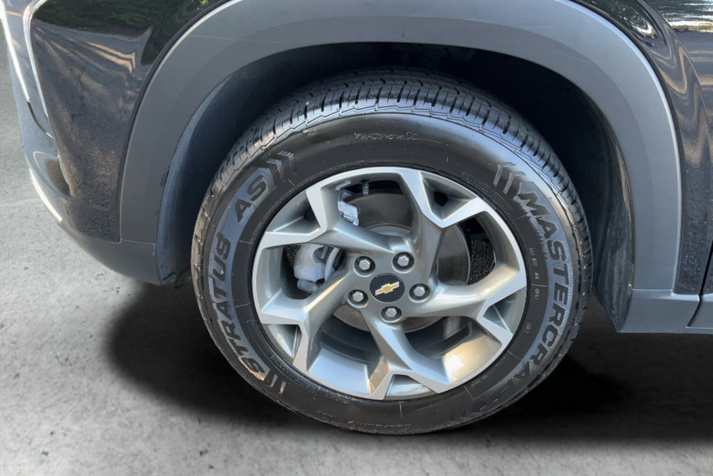 Certified 2025 Chevrolet Trax LT FWD image 24