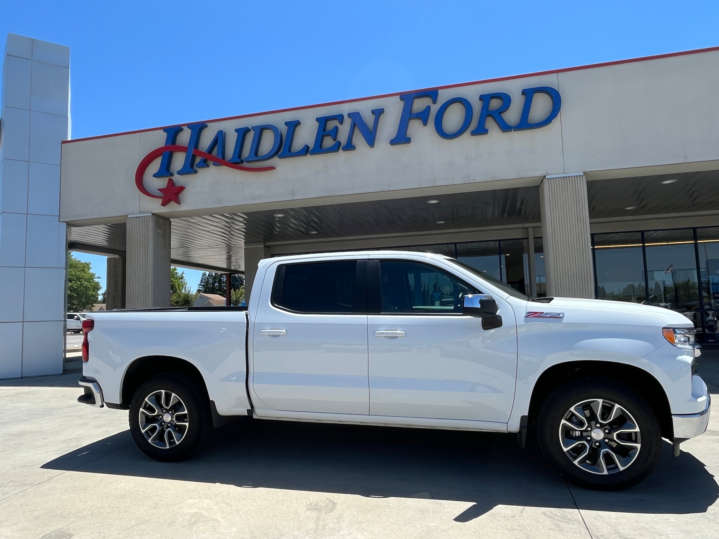 Used 2022 Chevrolet Silverado 1500 LT AWD/4WD image 3