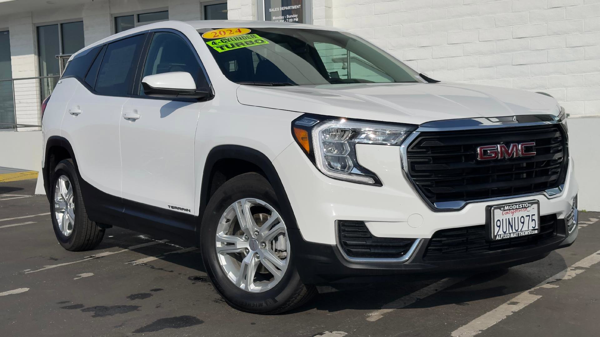 Used 2024 GMC Terrain SLE image 2