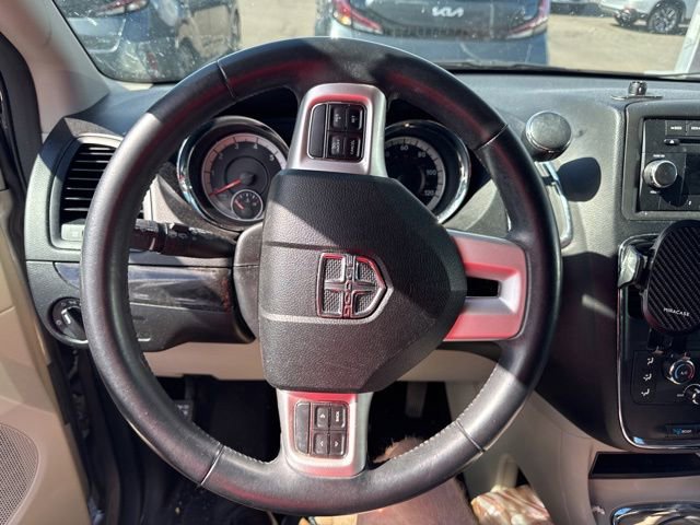 Used 2014 Dodge Grand Caravan SXT w/ Rear Park Assist Package FWD image 2